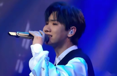 歌手汪苏泷和周深全方位对比:1.唱功:周深胜2.受欢迎度:周深胜3.创作能