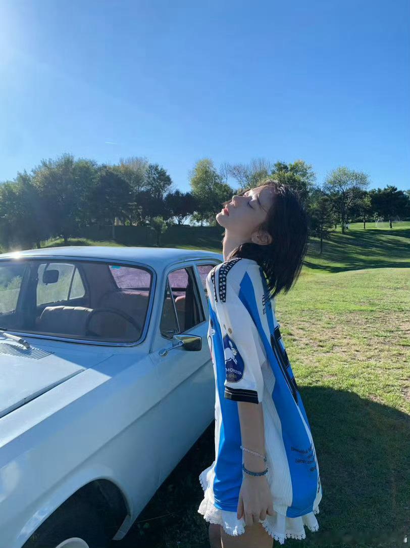 张紫宁秋日暖阳大片张紫宁阳光少女谁被张紫宁这组秋日大片治愈🤩草坪+暖光氛围感