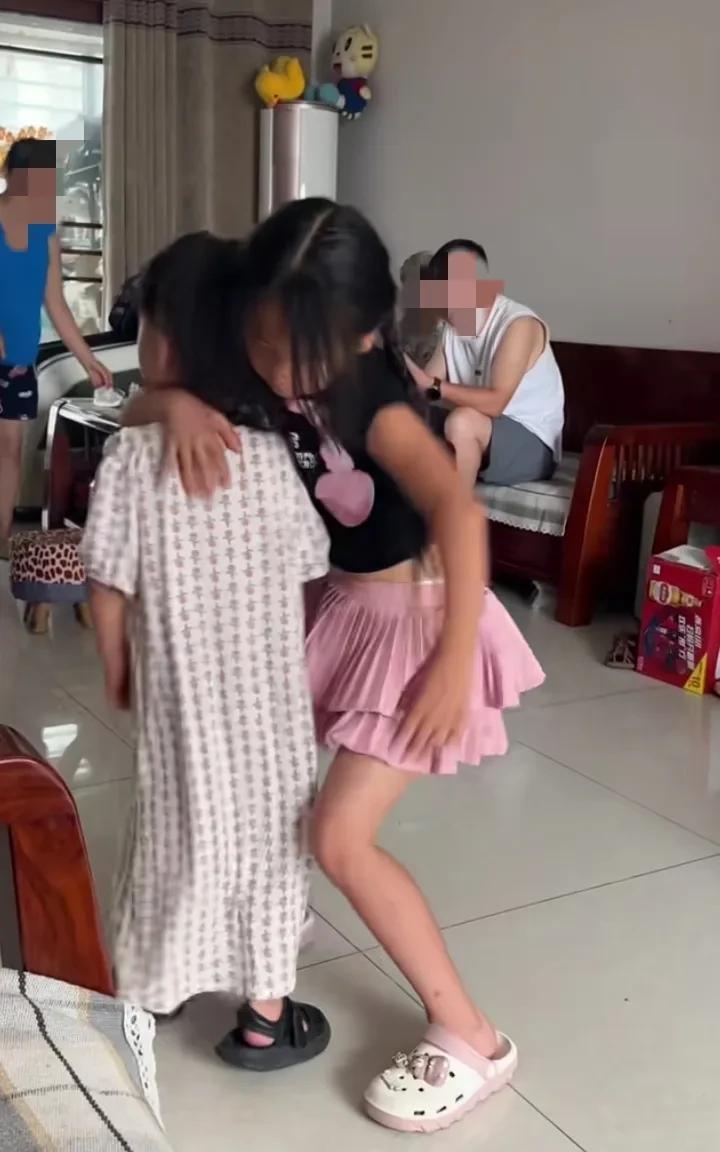 弟弟打姐姐，姐姐抱着弟弟的屁股打了一巴掌，弟弟摔倒了又打姐姐，妈妈让姐姐“揍他！