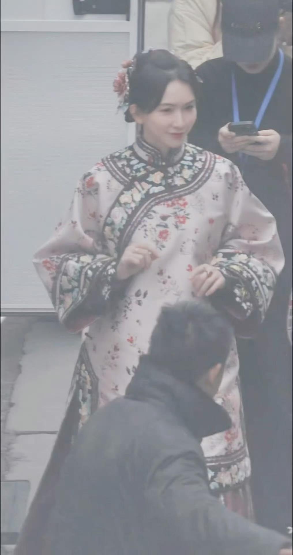 玉兰花开君再来林志玲路透来了，她还是这么好看啊，衣服质感可以看出来也很好诶