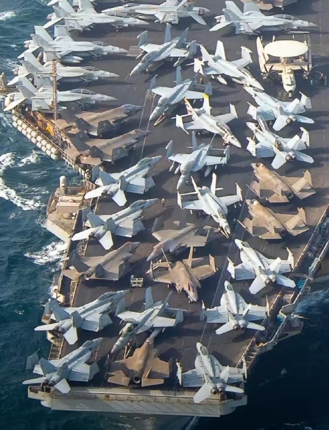 美航母停满舰载机，非常壮观，但F-35的颜色让全世界都笑了。这可不是真生锈，美