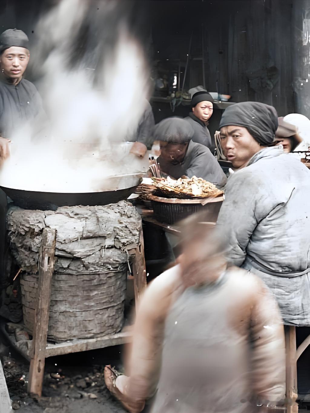 1920年代的北京街头，您瞅那草席裹着的灶台，风一吹呼啦啦直响，锅里煮的啥呢？多