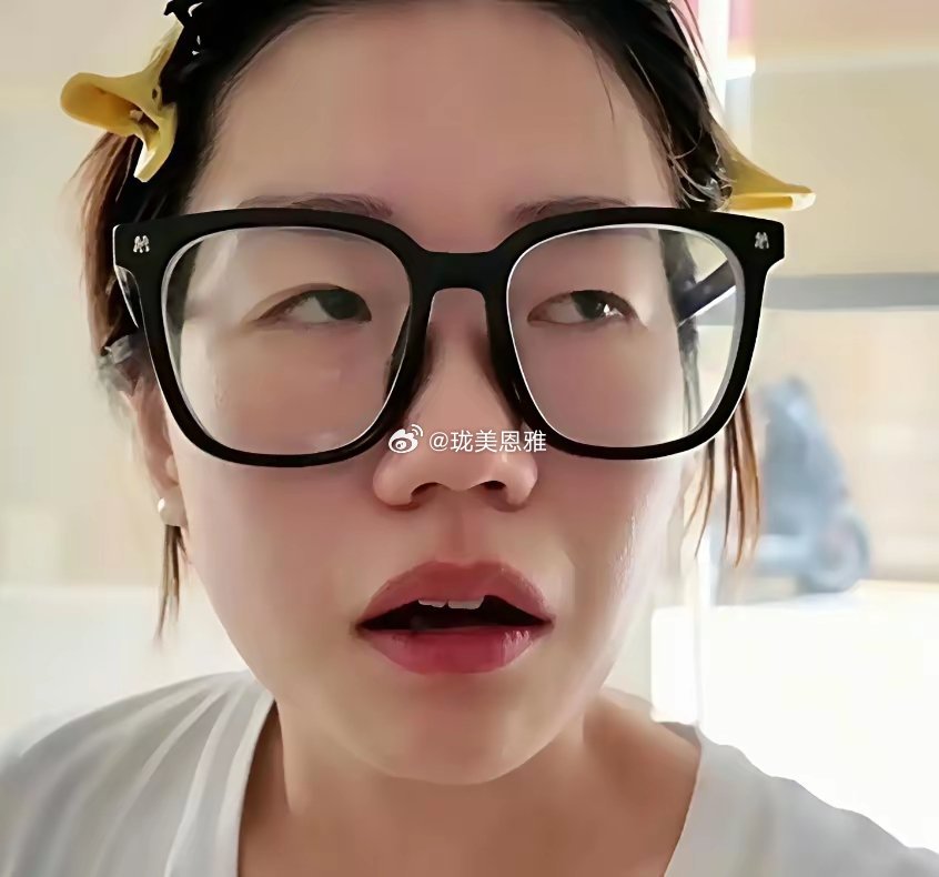 一个男童不小心碰了她一下她抓住不放，闹到网上，结果把自己搭进去了​​​