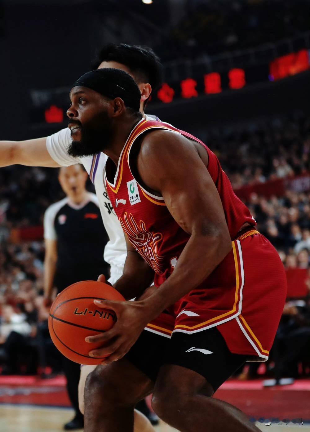 太难啦！二选一！泰森·沃克加盟山西男篮替换谁？最近，球迷们关心的一个问题是:山