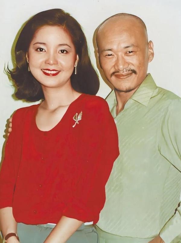 2013年，台湾省著名艺人凌峰曾经为了维护邓丽君的体面和形象，怒怼过成龙。凌峰和