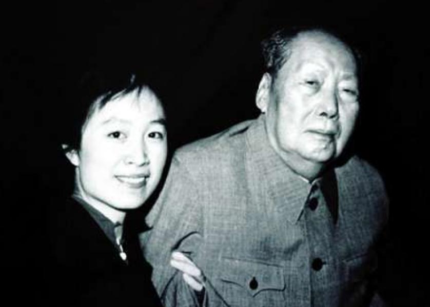 1976年，毛主席病逝后，北京一中学生哭着跑到班主任办公室：“老师，我外公去世了