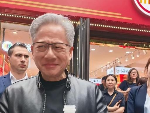 黄仁勋品北京豆汁，皱眉发问“这什么东西啊”。5月15日，德国之声报道：本周五，随