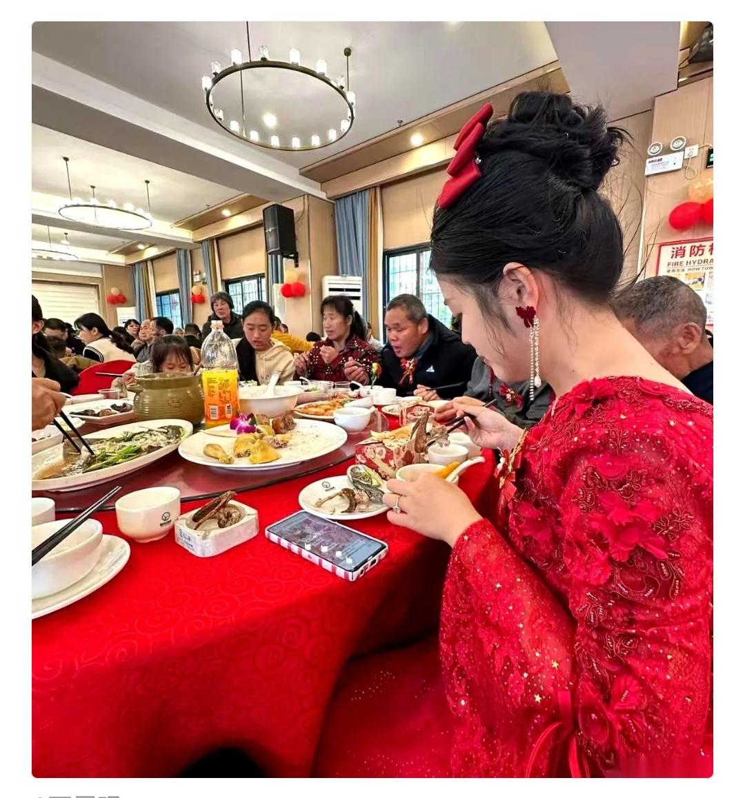 “全网吵翻了！”5月7日据网友爆料，江苏无锡一对新人办婚礼，干了件让全网都