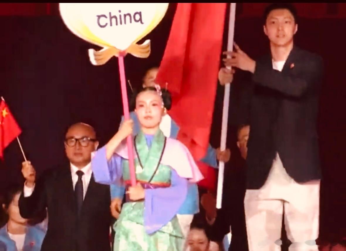 高光时刻，胡明轩担任亚运会中国代表团旗手，亮相开幕式亚运会开幕式现场，广东宏远男篮队员胡明轩以中国体