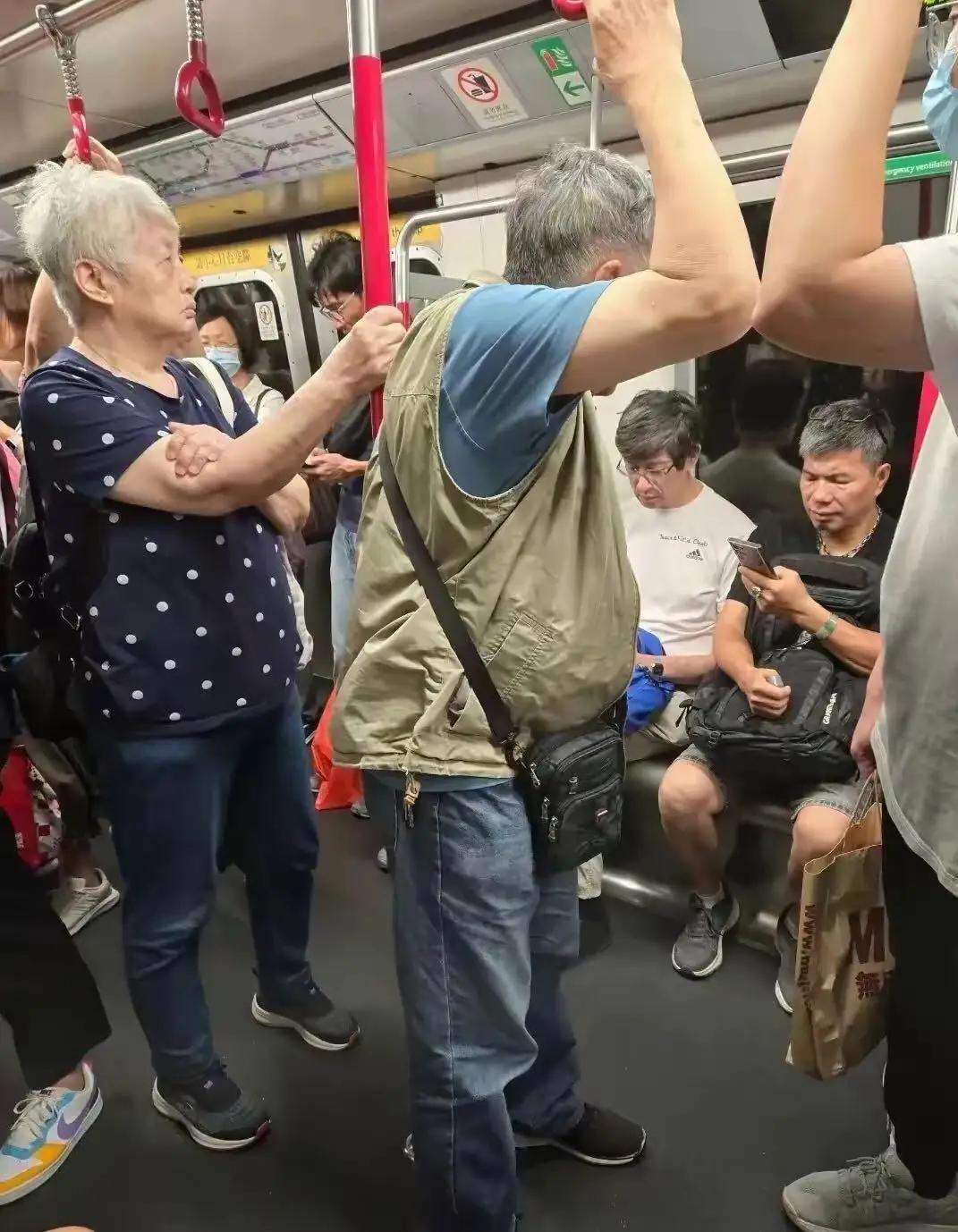 在公交车上，有些老人年事已高，腿脚不方便，确实应该为他们让座。但有些老人的所