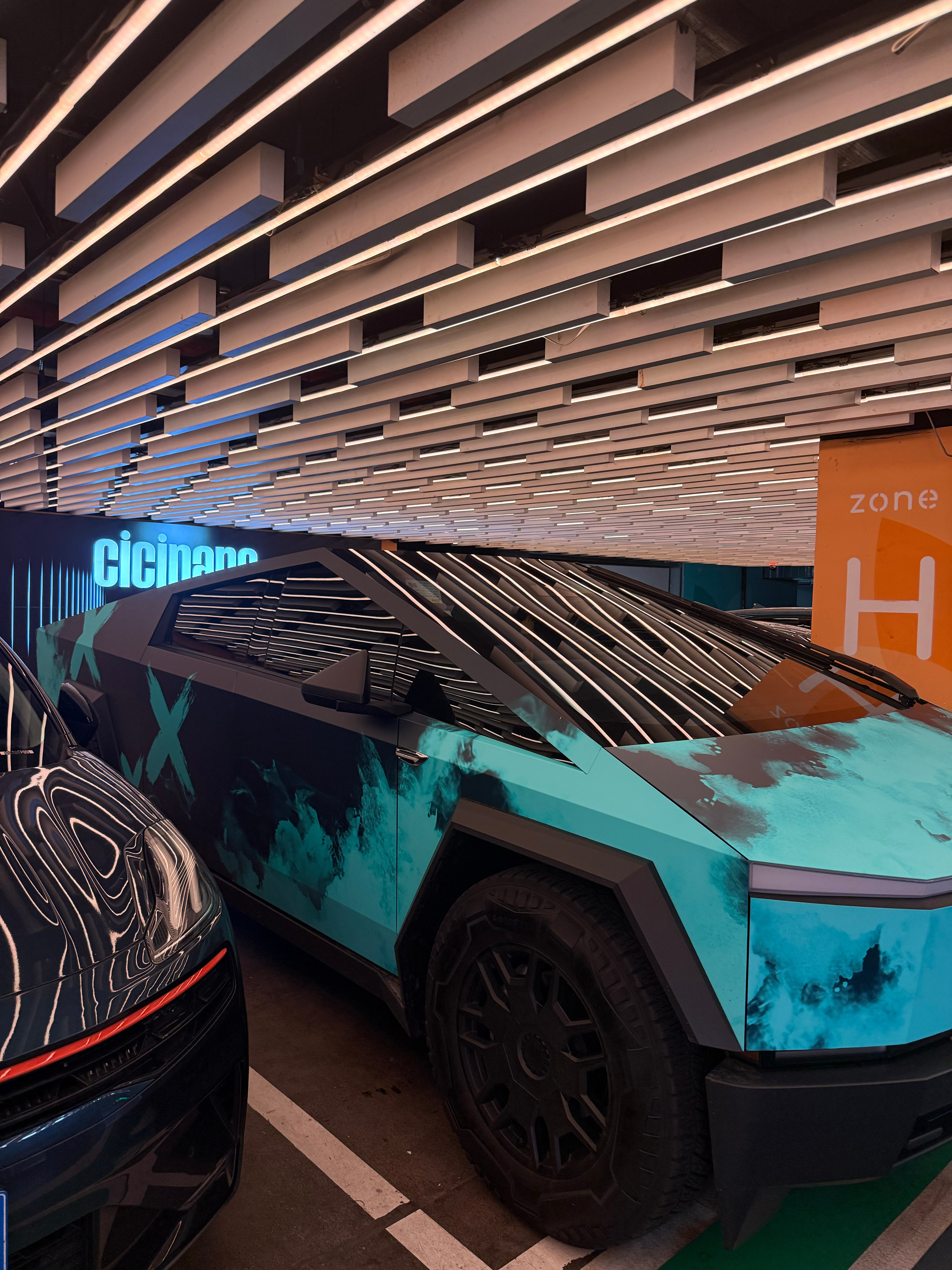 公司地库看到的赛博皮卡第一次见到挂牌路上跑的相当科幻大哥贴的膜也很帅