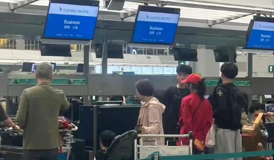 张柏芝现身澳洲机场，三个儿子罕见齐齐露面！张柏芝真是个高能量的人，早上四五点起