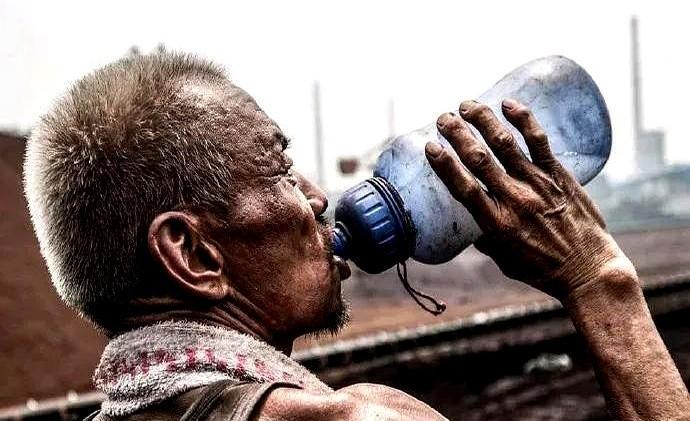 小区门口烧鸡店老板中秋卖完千只鸡，隔天倒在厨房，宝马钥匙还揣兜里。我去年常去买