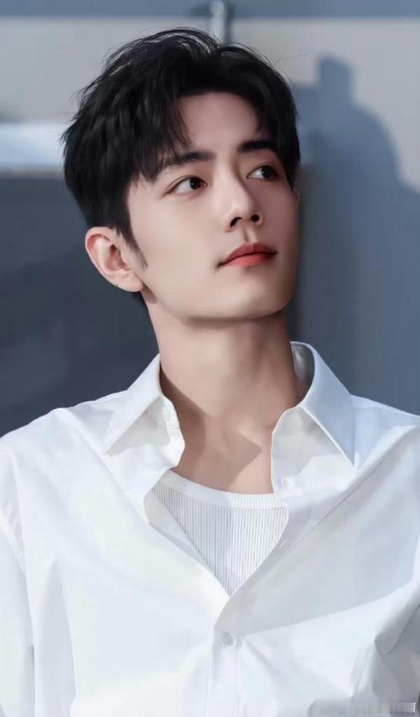 一觉睡醒，34岁肖战的新消息怕是刷爆全网了吧！他主演的《小城良方》还没播就火到