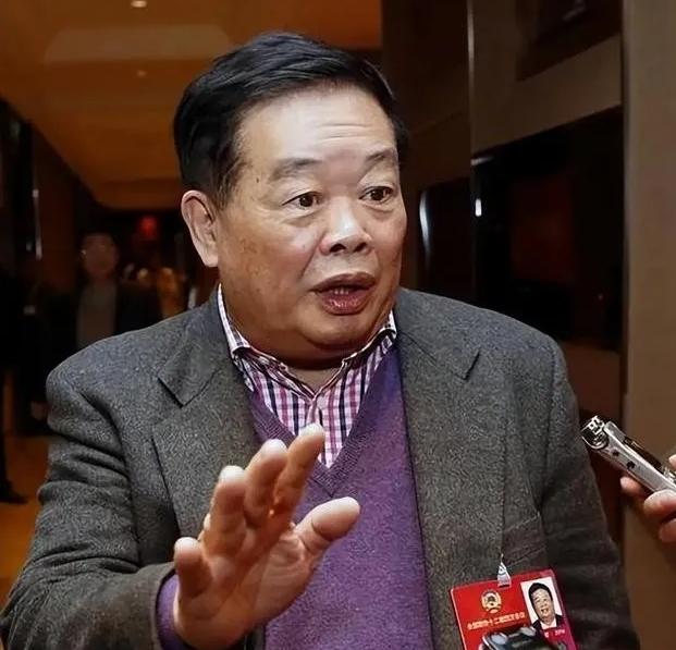 1984年，曹德旺去旅游买了一根拐杖，坐车时被司机呵斥：“小心点，碰坏车玻璃你