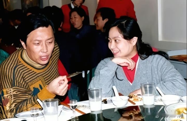 1994年，著名演员唐国强与夫人壮丽在一次普通就餐时被镜头定格下温馨一幕，特别是