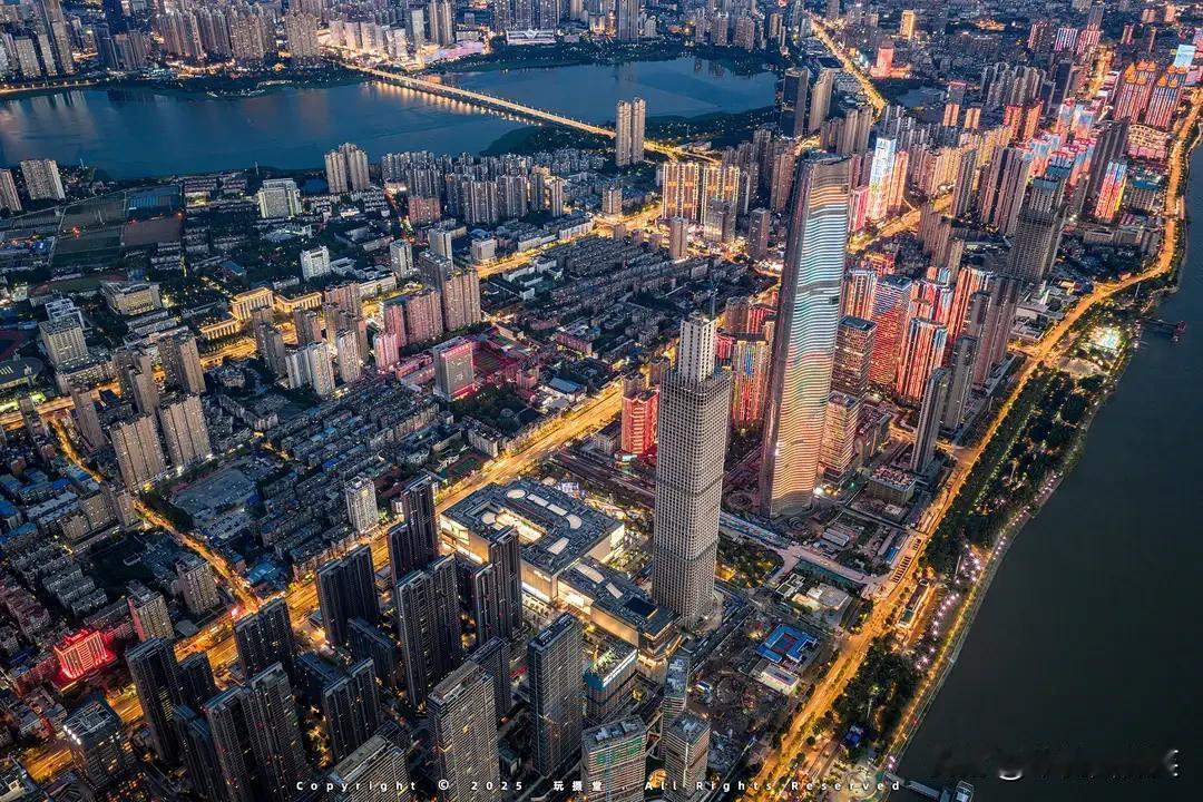 武汉这一年，在城市建设与发展的考卷上，交出了亮眼的“高分卷”。地铁网络持