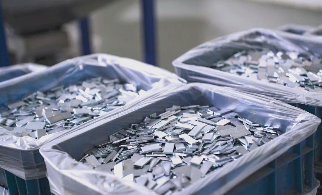 最近，美国稀土加工厂的机器又转起来了。但厂长办公室的采购单上，有一行字被反复