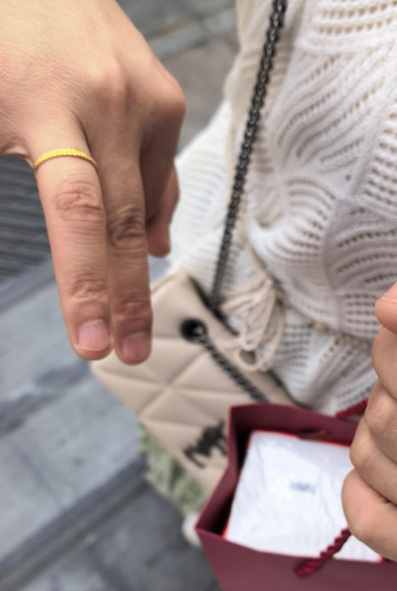 昨天，是老婆的生日，去许昌给她买了一个金戒指。听说胖东来自营的金饰不错，质量