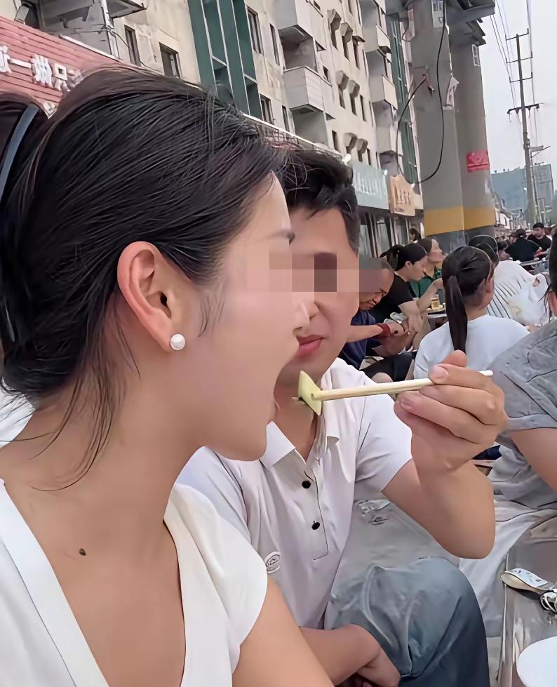 女子说虽然没有男朋友但有男闺蜜，看电影购物旅游吃宵夜男闺蜜随叫随到，比男朋友还贴