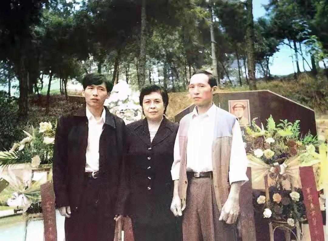 1998年10月19日，陶斯亮（中）和两个侄子：金龙（右），草龙来到湖南郴州祭奠