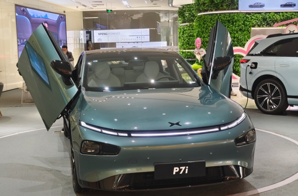 P7I静态体验今天路过小鹏，惊喜发现有展车，马上进去试了一下。大家知道的东西就