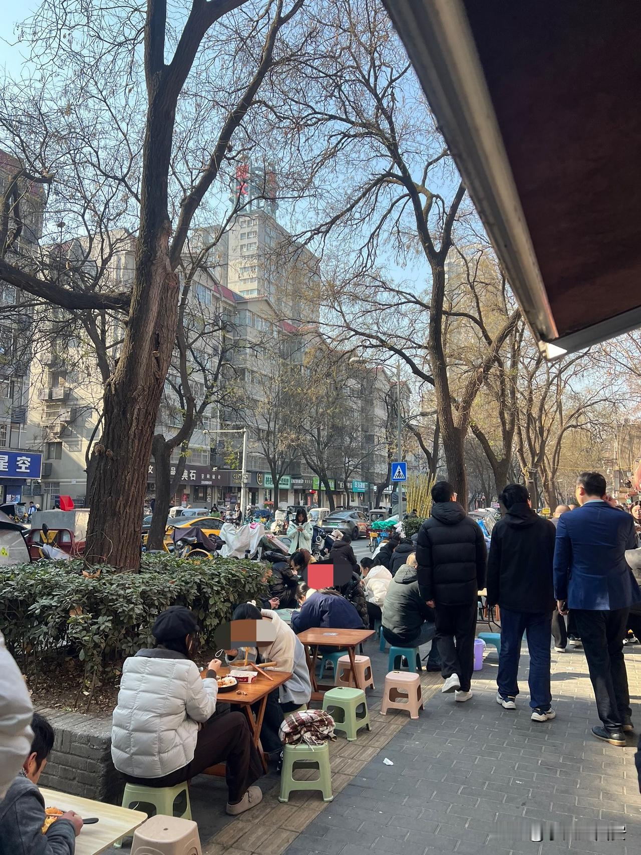 隆冬三九时节还能在户外就餐的北方城市可能只有西安了今年冬天的西安，空