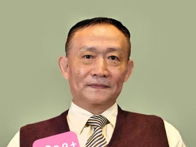 卢麒元老师有一个非常重要的观点：如果一个国家的核心决策者的家属、资产都在国外，这