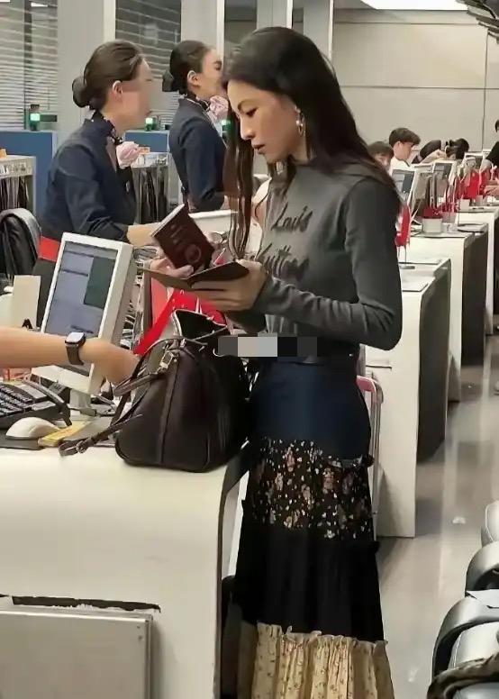 机场偶遇真人，终于明白为啥总跟不少男明星传出绯闻。无滤镜原相机下，颜值气质依旧出