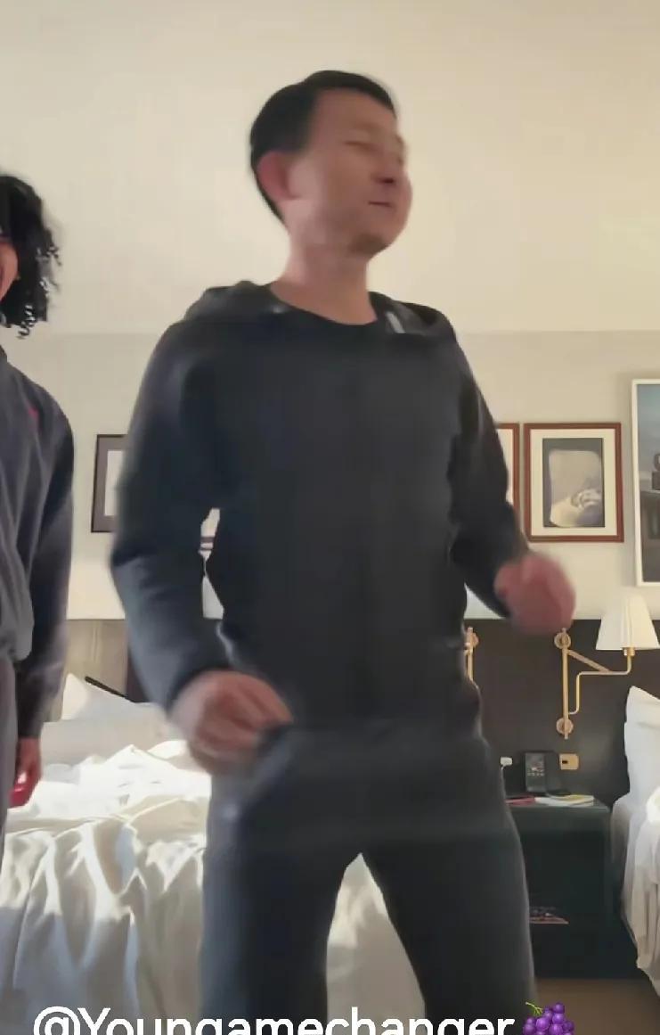 U19男篮的朱正一家实在是太感人了。朱正的父亲为中国人，母亲是牙买加人，奶奶在国