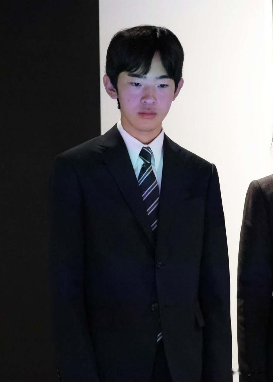 悠仁新公务，王子到底有没有变呢？这小子精得很，一上班就装亖，一回大学就活力满满