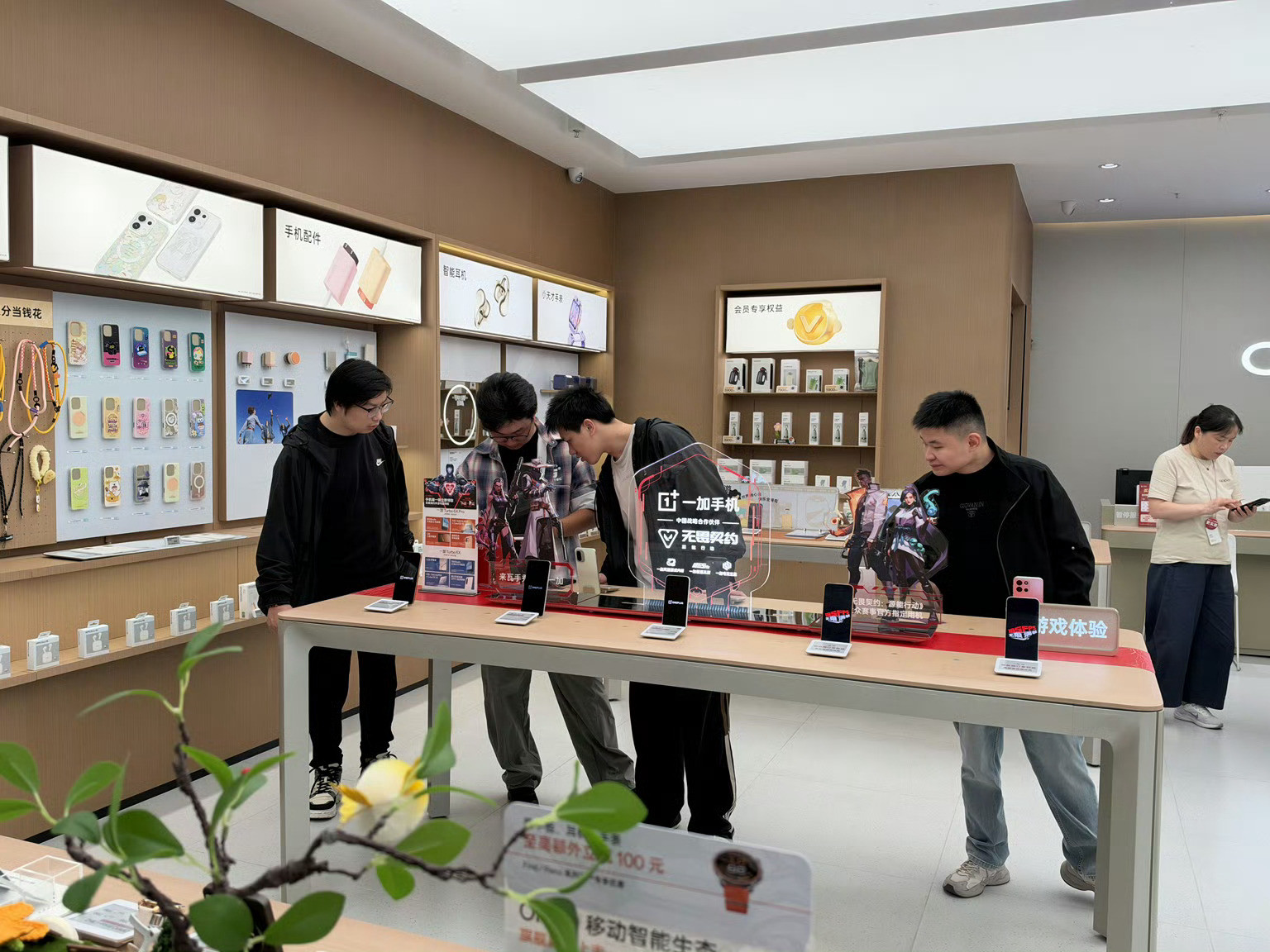 这波新机卖的最好的标准版竟然是OPPOFindX10，首销日销量直接干到了上代的135%。其实一点不
