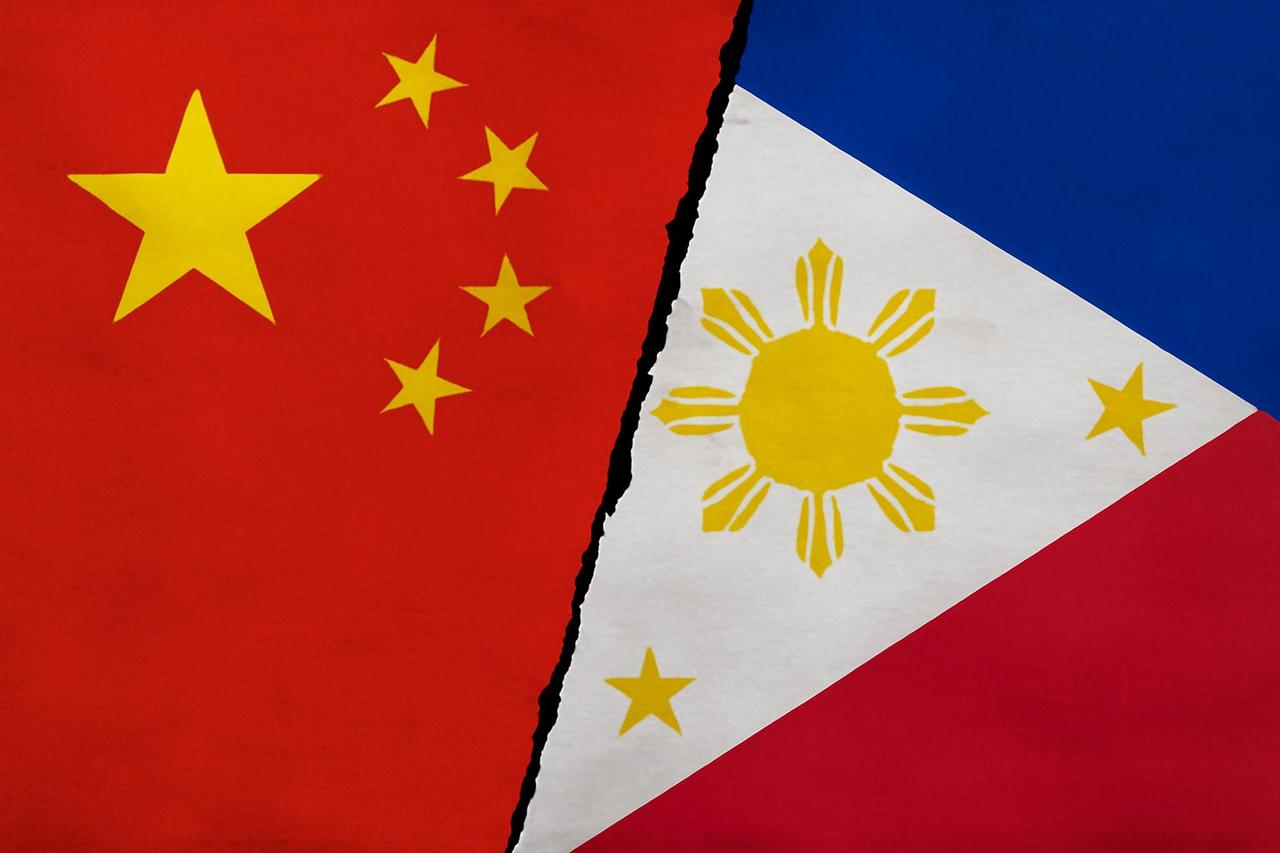 不能让菲律宾再这样闹腾了，在中国的主权和海权范围管辖内，任由这种下三滥国家堵住家