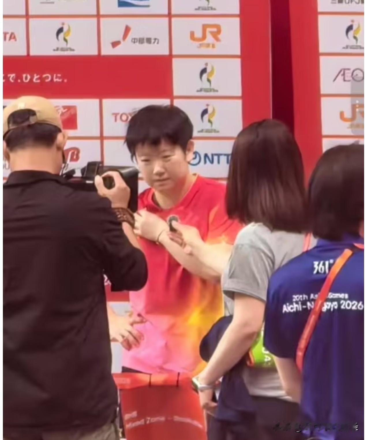 赛后接受采访的莎莎，久不久揉着右边肩膀，在记者面前都忍不住了，比赛时愣是一