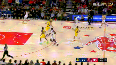 火箭中锋卡佩拉真是乐坏了！在今天进行的火箭和步行者的比赛中，当时比赛进行到了第三