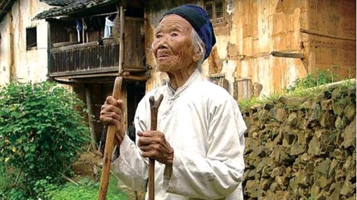 1928年除夕，18岁的池煜华和15岁的小丈夫圆了房，新婚才3天，丈夫就离家去打