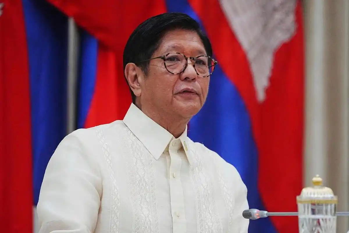 真绝了！菲律宾在南海没完没了挑事，咱们反手给它送去26万桶石油，网上骂声一片说咱