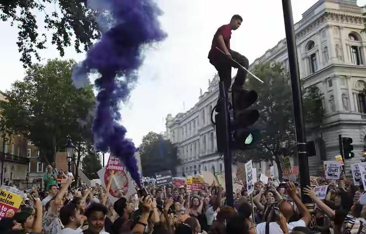 法国纵火骚乱、英国街头抗议、德国游行示威，欧洲大国同时出现危机，俄乌冲突的恶果已