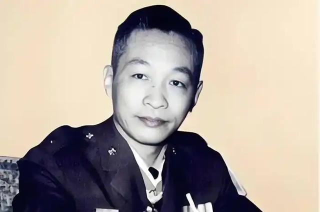 1938年，毛主席的贴身秘书沈之岳，给毛主席递了一支香烟，可毛主席却感觉不对劲，