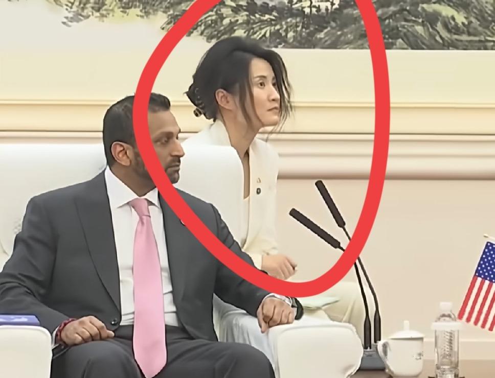 美国联邦调查局局长帕特尔来北京会谈，明明是一场严肃的执法交流，网友却先被美方代表