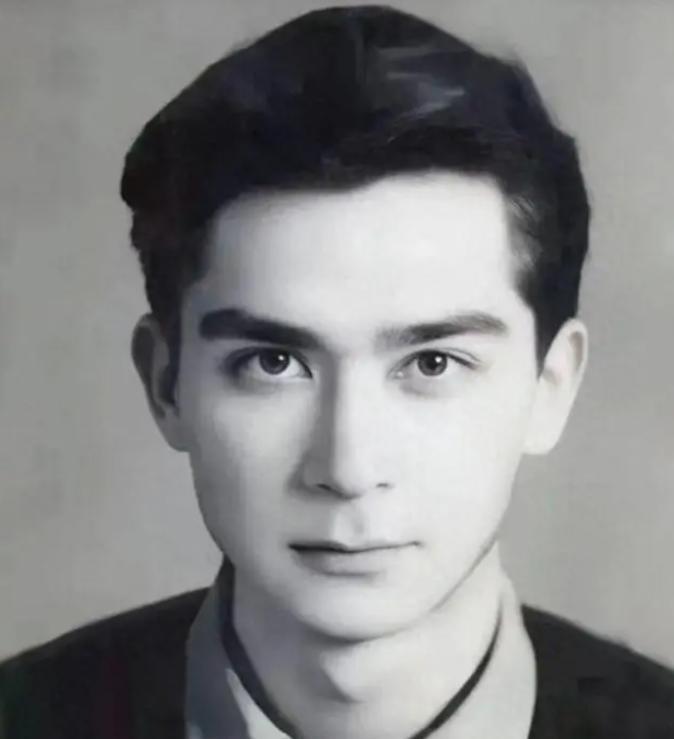 1963年，石油专家王德民仪表堂堂、英俊非凡，追求他的人众多，女孩们甚至排起长队