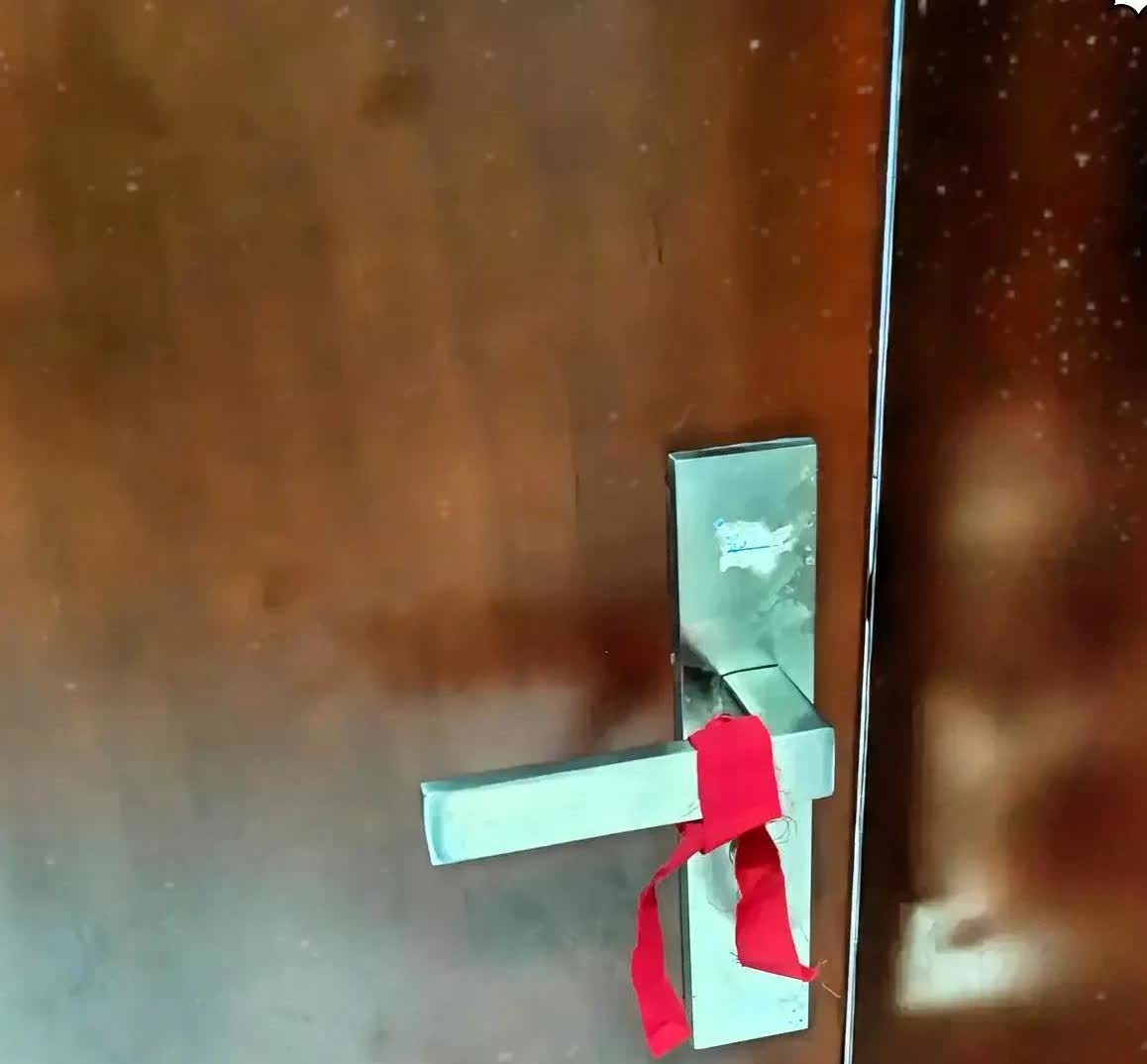 早上出门上班，发现邻居家门把手上绑了红布，心想这也忒讲究了吧。门把手上都