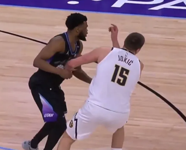 NBA常规赛，掘金以128-125险胜爵士。赛后，爵士现场播报员谈到约基奇的