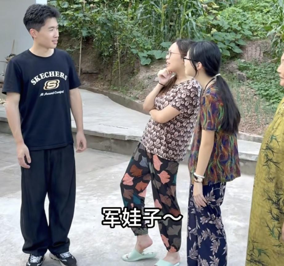 谢炜琳给海军准备了一套衣服太逗了！外婆透露谢浩男回家时间许健华开直播聊天在线