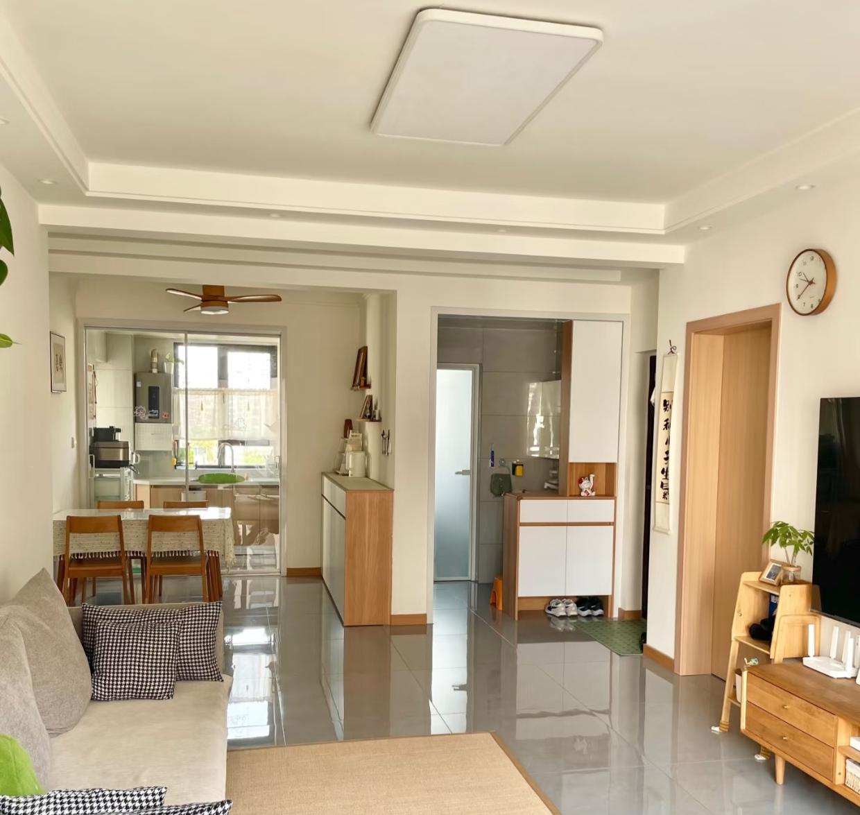 9月份看过一套小三室，我出价150万，房主非要156万，没谈成。前两天，中介