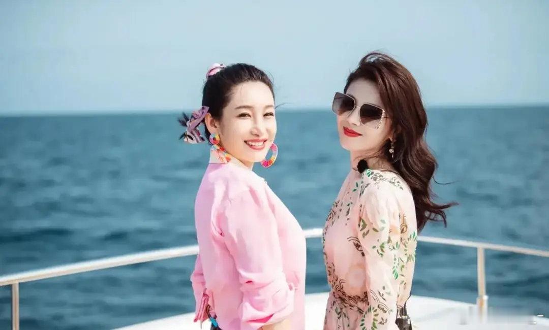 秦海璐和刘涛度假，闺蜜俩穿搭时髦，一个气场好强一个骨相高级​