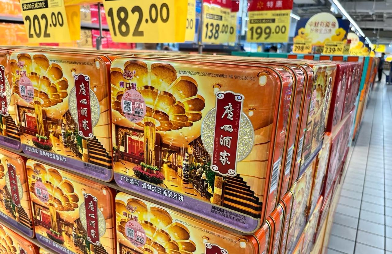 今年的月饼摊档冷清了很多。现在的月饼大家早都不爱吃了，或许要吃也只是应节小吃