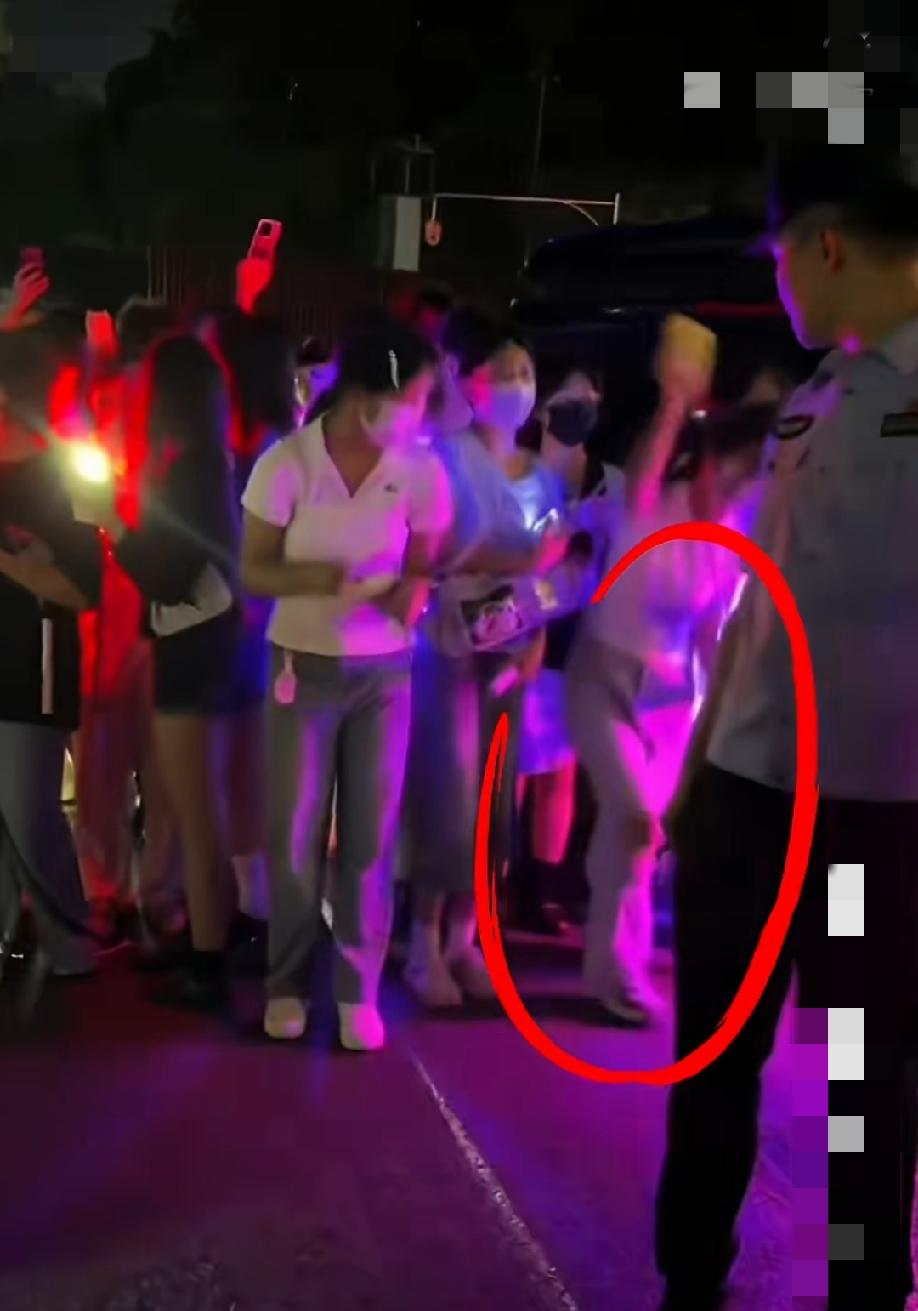 重庆时代峰峻粉丝应援现场！女生先朝路对面的男孩丢盒子，男生泼水还击，然后正好被
