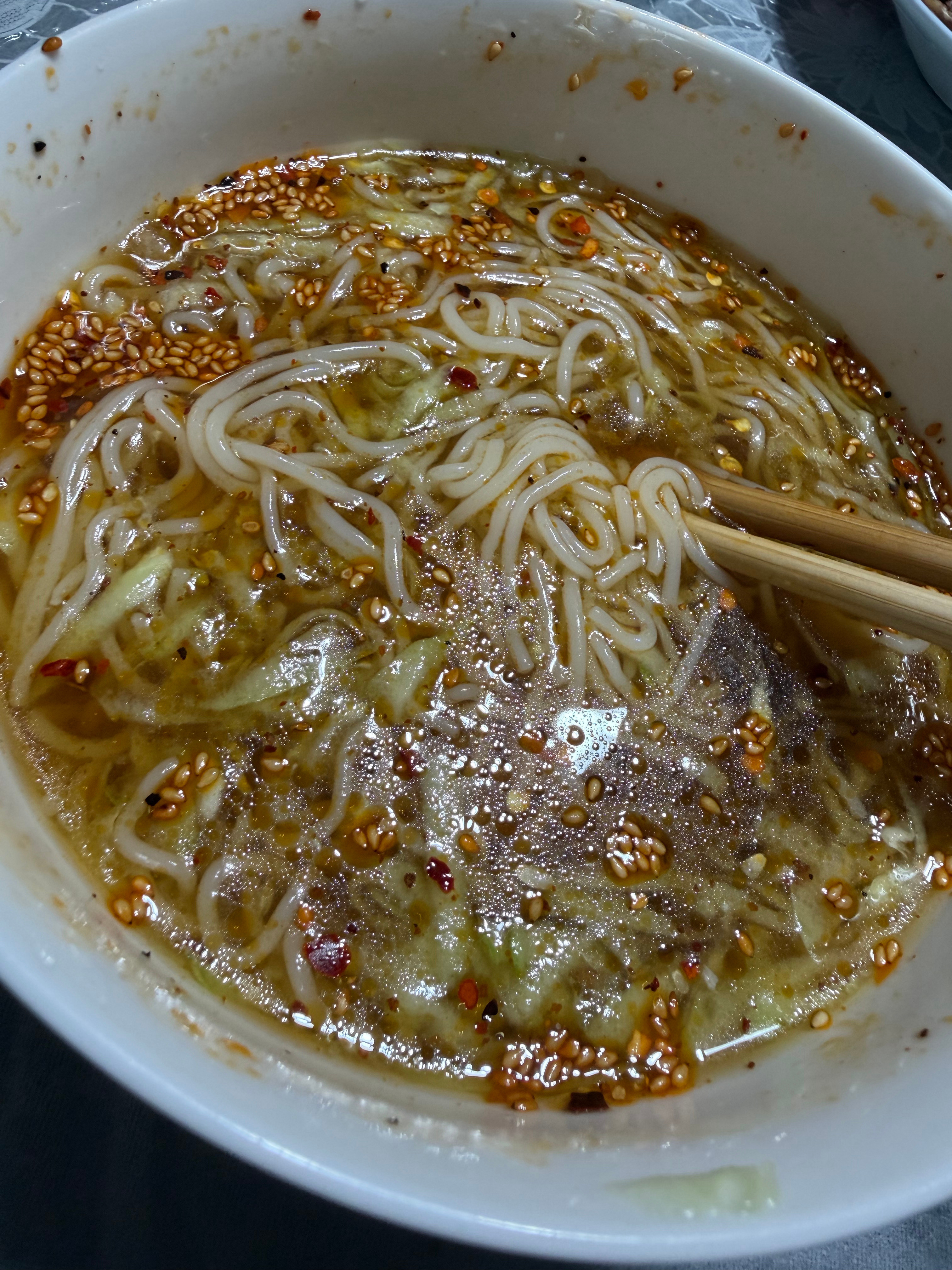 今天打完麻将压着点去普拉提回家又吃一份丐版村驴冷面，没牛肉没鸡蛋没辣白菜没西红柿