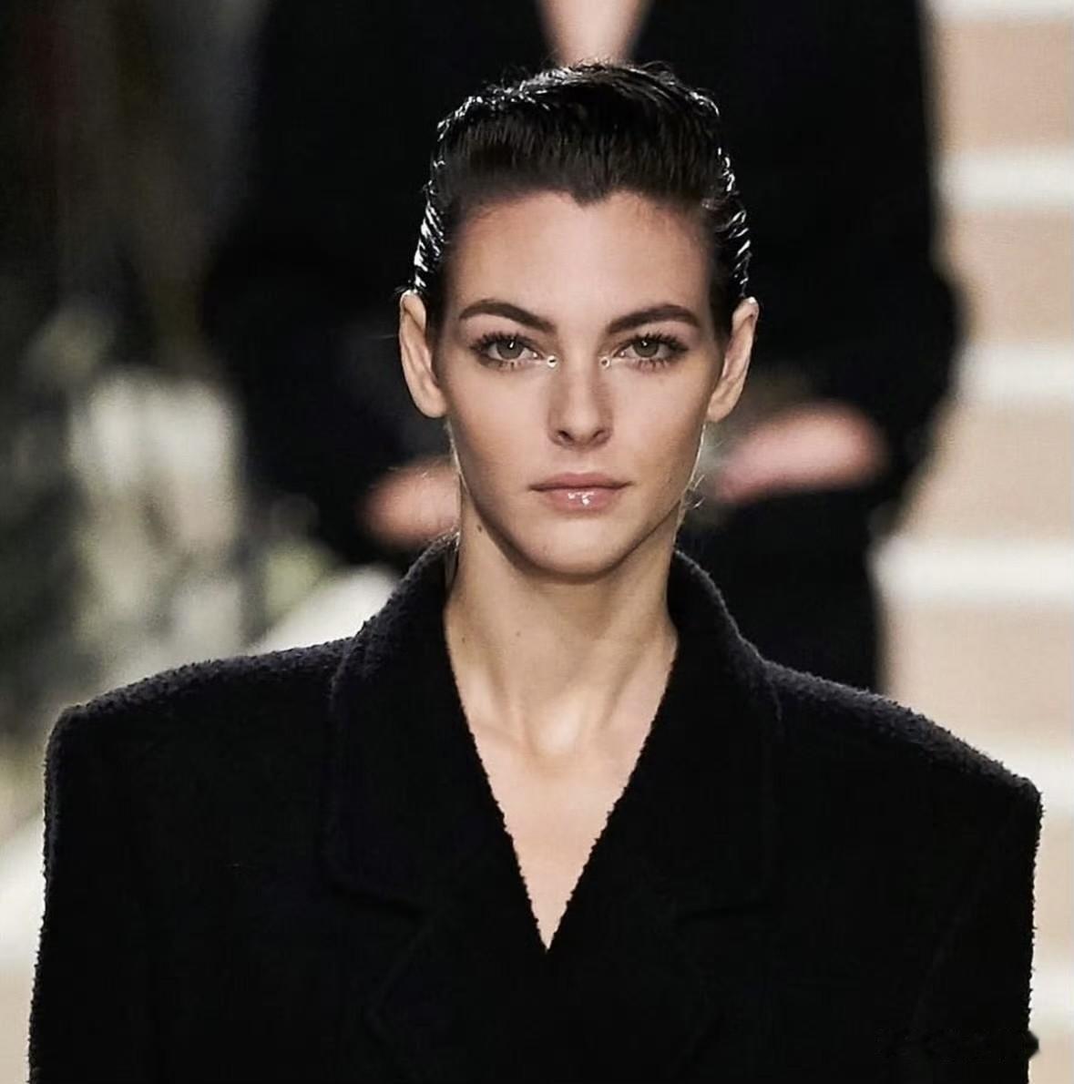 冬奥开幕式意大利超模‼️竟是小李子的小女友！冬奥会开幕式上，意大利超模维托利亚